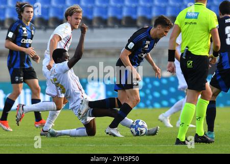 Gabriele Piccinini (Pise) contrecarré par Ebenezer Ajodun Akinsanmiro (Sampdoria) pendant AC Pise vs UC Sampdoria, match de football italien Serie B à Pise, Italie, novembre 09 2024 crédit : Agence photo indépendante Srl/Alamy Live News Banque D'Images