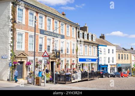 Richmond Yorkshire les gens assis devant l'hôtel Kings Head à Richmond Market place Richmond North Yorkshire Angleterre Royaume-Uni GB Europe Banque D'Images