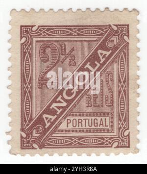 ANGOLA - 1893 juillet 2003 : timbre marron de 2½ centavos représentant des chiffres et un ornement géométrique. Type de clé « Journal » portant l'inscription « ANGOLA » Banque D'Images