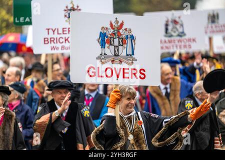 Londres, Royaume-Uni. 9 novembre 2024. Les compagnies de livrées senior dans le Lord Mayor's Show, la plus ancienne et la plus grandiose procession civique du monde datant du début du XIIIe siècle, lorsque le roi Jean a accordé que la ville de Londres pouvait nommer son propre maire. Cette année, Alastair King DL, nouvellement élu, est le 696e lord maire de la ville de Londres et, pendant le Lord Mayor’s Show, fait son chemin de la ville à Westminster lointain pour jurer loyauté envers la Couronne. Credit : Stephen Chung / Alamy Live News Banque D'Images