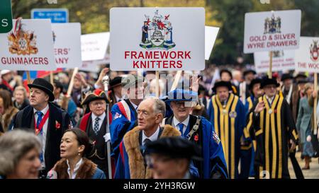 Londres, Royaume-Uni. 9 novembre 2024. Les compagnies de livrées senior dans le Lord Mayor's Show, la plus ancienne et la plus grandiose procession civique du monde datant du début du XIIIe siècle, lorsque le roi Jean a accordé que la ville de Londres pouvait nommer son propre maire. Cette année, Alastair King DL, nouvellement élu, est le 696e lord maire de la ville de Londres et, pendant le Lord Mayor’s Show, fait son chemin de la ville à Westminster lointain pour jurer loyauté envers la Couronne. Credit : Stephen Chung / Alamy Live News Banque D'Images