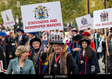 Londres, Royaume-Uni. 9 novembre 2024. Les compagnies de livrées senior dans le Lord Mayor's Show, la plus ancienne et la plus grandiose procession civique du monde datant du début du XIIIe siècle, lorsque le roi Jean a accordé que la ville de Londres pouvait nommer son propre maire. Cette année, Alastair King DL, nouvellement élu, est le 696e lord maire de la ville de Londres et, pendant le Lord Mayor’s Show, fait son chemin de la ville à Westminster lointain pour jurer loyauté envers la Couronne. Credit : Stephen Chung / Alamy Live News Banque D'Images