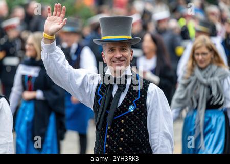 Londres, Royaume-Uni. 9 novembre 2024. Zunft zur Waag de Zurich (Suisse), guilde sœur de la Worshipful Company of Feltmakers, dont Alastair King est membre, dans le Lord Mayor's Show. Cette année, Alastair King DL, nouvellement élu, est le 696e lord maire de la ville de Londres et, pendant le Lord Mayor’s Show, fait son chemin de la ville à Westminster lointain pour jurer loyauté envers la Couronne. Credit : Stephen Chung / Alamy Live News Banque D'Images