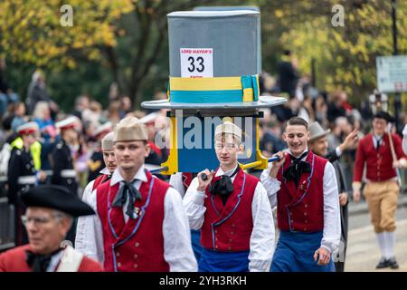 Londres, Royaume-Uni. 9 novembre 2024. Zunft zur Waag de Zurich (Suisse), guilde sœur de la Worshipful Company of Feltmakers, dont Alastair King est membre, dans le Lord Mayor's Show. Cette année, Alastair King DL, nouvellement élu, est le 696e lord maire de la ville de Londres et, pendant le Lord Mayor’s Show, fait son chemin de la ville à Westminster lointain pour jurer loyauté envers la Couronne. Credit : Stephen Chung / Alamy Live News Banque D'Images