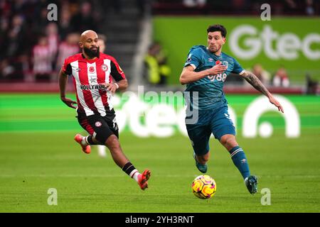 Bryan Mbeumo de Brentford (à gauche) et Marcos Sensei de Bournemouth s'affrontent pour le ballon lors du premier League match au Gtech Community Stadium de Londres. Date de la photo : samedi 9 novembre 2024. Banque D'Images