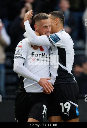 Jerry Yates du comté de Derby (à gauche) célèbre avec Kayden Jackson après avoir marqué le premier but de leur équipe lors du Sky Bet Championship match à Pride Park, Derby. Date de la photo : samedi 9 novembre 2024. Banque D'Images