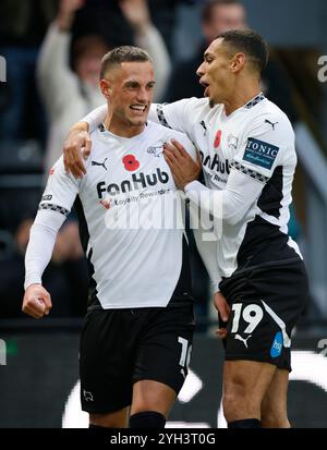 Jerry Yates du comté de Derby (à gauche) célèbre avec Kayden Jackson après avoir marqué le premier but de leur équipe lors du Sky Bet Championship match à Pride Park, Derby. Date de la photo : samedi 9 novembre 2024. Banque D'Images