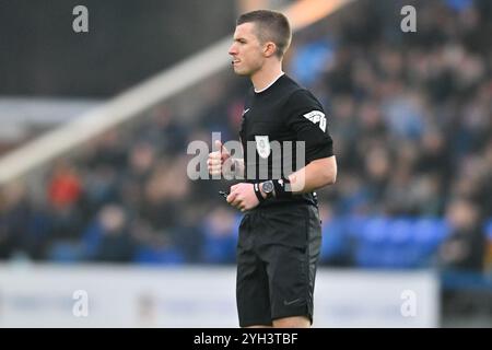 London Road, Peterborough le samedi 9 novembre 2024. L'arbitre Edward Duckworth (arbitre de match) regarde lors du match de Sky Bet League 1 entre Peterborough et Cambridge United à London Road, Peterborough le samedi 9 novembre 2024. (Photo : Kevin Hodgson | mi News) crédit : MI News & Sport /Alamy Live News Banque D'Images