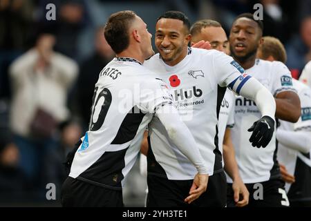 Jerry Yates (à gauche) du comté de Derby célèbre ses coéquipiers après avoir marqué le premier but de leur équipe lors du match du Sky Bet Championship à Pride Park, Derby. Date de la photo : samedi 9 novembre 2024. Banque D'Images