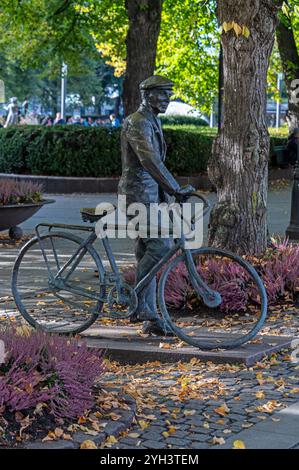 Une statue en bronze du héros de la résistance norvégienne Gunnar Sønsteby à côté de son vélo face à une partie de l'université d'Oslo sur la porte Karl Johns dans le centre-ville Banque D'Images