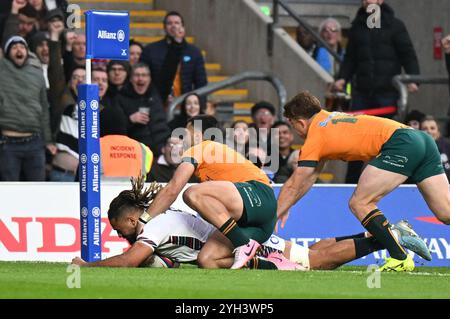 9 novembre 2024 ; Allianz Stadium, Londres, Angleterre : Autumn Rugby International, Angleterre contre Australie ; Chandler Cunningham-South of England plonge pour marquer son essai à la 4ème minute pour 5-0 Banque D'Images