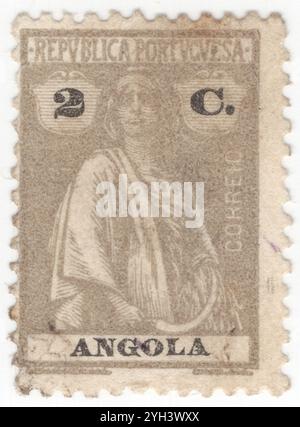 ANGOLA - 1925 : 2 centavo timbre-poste gris représentant Cérès, déesse de l'agriculture, de la fertilité, des céréales, de la récolte, la maternité, la terre et les cultures cultivées. Nom et valeur en noir. Type de clé « Ceres » portant l'inscription « ANGOLA » Banque D'Images