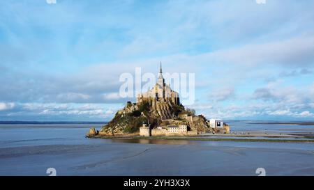 Mont Saint Michel, Normandie, abbaye du nord de la France sur l'île de marée vue aérienne Banque D'Images