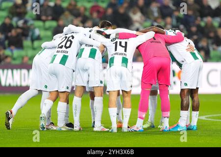 GRONINGEN, 09-11-2024, stade Euroborg, saison 2024/2025, match de football néerlandais Eredivisie entre le FC Groningen et le Sparta. Équipe du FC Groningen crédit : Pro Shots/Alamy Live News Banque D'Images