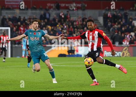 Londres, Royaume-Uni. 09 novembre 2024. Londres, Angleterre, 9 octobre 2024 : Ethan Pinnock (5 Brentford) efface le ballon lors du match de premier League entre Brentford et Bournemouth au Gtech Community Stadium de Londres, Angleterre (Alexander Canillas/SPP) crédit : SPP Sport Press photo. /Alamy Live News Banque D'Images