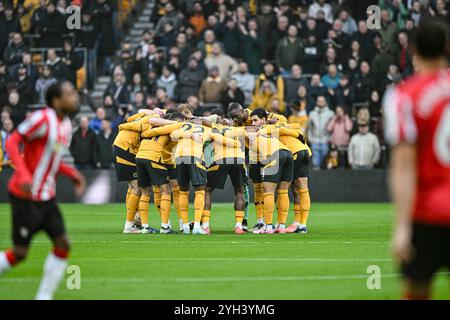 9 novembre 2024 ; stade Molineux, Wolverhampton, West Midlands, Angleterre; premier League Football, Wolverhampton Wanderers contre Southampton ; les joueurs des Wolves se rencontrent avant le coup d'envoi Banque D'Images