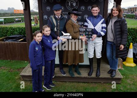 Jockey Callum Pritchard avec l'entraîneur Sam Thomas (troisième à partir de la gauche) après avoir débarrassé Al Dancer pour remporter la 63e Badger Beer handicap Chase (premier handicap) (GBB Race) (classe 1) à l'hippodrome de Wincanton. Date de la photo : samedi 9 novembre 2024. Banque D'Images