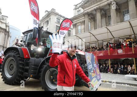 Londres, Royaume-Uni, 9 novembre 2024. The Lord Mayor's Show, une procession de 5 km de long à travers le Square Mile de la ville de Londres, avec 7000 participants, 200 chevaux et 200 chars, mettant en valeur la diversité, la communauté, la culture et l'histoire de Londres. Le nouveau lord-maire, Alistair King, était au centre de la scène pendant le pageantry historique, prêtant serment d'allégeance au roi, devant les cours royales de justice. Crédit : Monica Wells/Alamy Live News Banque D'Images