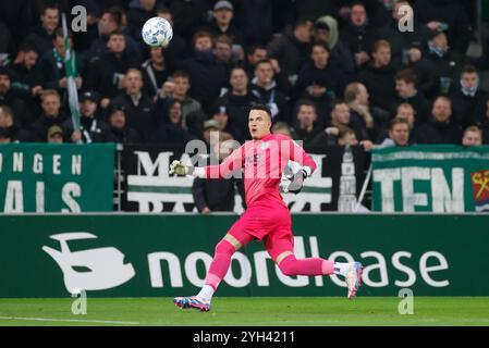 GRONINGEN, 09-11-2024, stade Euroborg, saison 2024/2025, match de football néerlandais Eredivisie entre le FC Groningen et le Sparta. Le gardien du FC Groningen Etienne Vaessen crédit : Pro Shots/Alamy Live News Banque D'Images