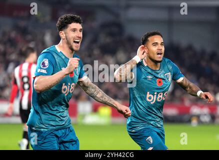 Justin Kluivert de Bournemouth (à droite) célèbre avoir marqué le deuxième but de son équipe avec ses coéquipiers lors du match de premier League au Gtech Community Stadium de Londres. Date de la photo : samedi 9 novembre 2024. Banque D'Images