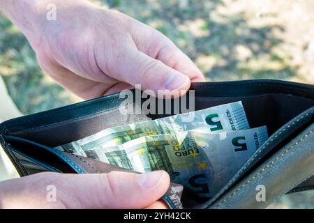 Chef de file arrière partmone avec de l'argent dans les mains. Billets en euros dans le portefeuille pour le concept de commerce. Banque D'Images