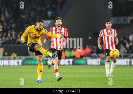 Wolverhampton, Royaume-Uni. 09 novembre 2024. Wolverhampton, Angleterre, 9 novembre 2024 : Matheus Cunha (10 Wolves) marque le deuxième but pour les Wolves lors du match de premier League entre les Wolverhampton Wanderers et Southampton au stade Molineux de Wolverhampton, Angleterre (Natalie Mincher/SPP) crédit : SPP Sport Press photo. /Alamy Live News Banque D'Images