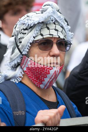 Londres, Royaume-Uni. 2 Nov 2024. Partisan pro-Palestine lors de la manifestation de la Marche nationale pour la Palestine, Londres, demandant justice pour la Palestine et que le gouvernement aide à mettre fin aux combats. Banque D'Images