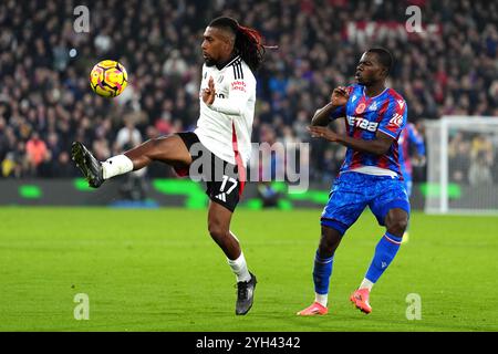 Alex Iwobi de Fulham (à gauche) et Tyrick Mitchell de Crystal Palace se battent pour le ballon lors du match de premier League à Selhurst Park, Londres. Date de la photo : samedi 9 novembre 2024. Banque D'Images