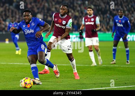 Orel Mangala d'Everton et Aaron Wan-Bissaka de West Ham United se battent pour le ballon lors du match de premier League au stade de Londres. Date de la photo : samedi 9 novembre 2024. Banque D'Images