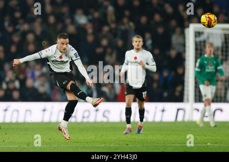 Jerry Yates du comté de Derby (à gauche) a une tentative de but à mi-chemin pendant le Sky Bet Championship match à Pride Park, Derby. Date de la photo : samedi 9 novembre 2024. Banque D'Images