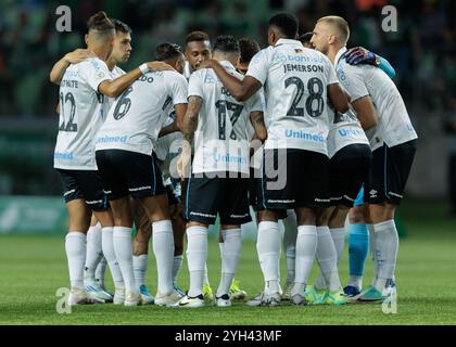 Sao Paulo, Brésil. 08 novembre 2024. Football Football - Championnat brésilien - Palmeiras v Grêmio - Allianz Parque Stadium. Les joueurs de Grêmio sont huddl Banque D'Images