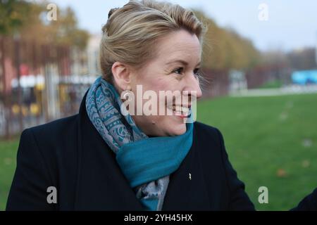 Allemagne, Berlin, 9 novembre 2024, Franziska Giffey, sénateur berlinois pour l'économie, l'énergie et les entreprises, lors de l'événement marquant le 35e anniversaire de la chute du mur de Berlin au Mémorial du mur de Berlin sur Bernauer Strasse. Banque D'Images