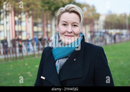 Allemagne, Berlin, 9 novembre 2024, Franziska Giffey, sénateur berlinois pour l'économie, l'énergie et les entreprises, lors de l'événement marquant le 35e anniversaire de la chute du mur de Berlin au Mémorial du mur de Berlin sur Bernauer Strasse. Banque D'Images