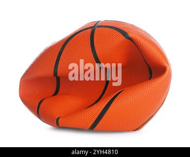 Un ballon de basket-ball dégonflé isolé sur blanc Banque D'Images