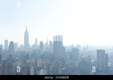 New York, États-Unis. 09 novembre 2024. Une vue imprenable sur les gratte-ciel de Manhattan recouverte de fumée dérivant des feux de forêt dans le New Jersey. Crédit : Nikolay Pokrovskiy/Alamy Live News Banque D'Images