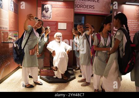 Célébrant la Journée internationale du Centre scientifique et des musées scientifiques et la Journée mondiale de la science pour la paix et le développement, une exposition de deux semaines intitulée « Brilliance Beyond Borders : Our Triomphs, Trials, Travails, and Trends at the Science Nobels » a ouvert ses portes au Birla Industrial & Technological Museum (BITM). Inauguré par le Professeur Asim K. Duttaroy, Faculté de médecine de l’Université d’Oslo et membre du Comité du Prix Nobel de physiologie ou de médecine, l’événement a vu la présence du Directeur du BITM Subhabrata Chaudhuri, d’invités estimés et de centaines d’étudiants enthousiastes. Les caractéristiques de l'exposition informent Banque D'Images