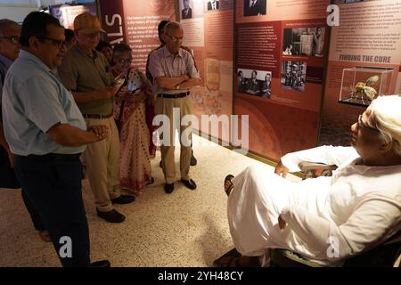 Célébrant la Journée internationale du Centre scientifique et des musées scientifiques et la Journée mondiale de la science pour la paix et le développement, une exposition de deux semaines intitulée « Brilliance Beyond Borders : Our Triomphs, Trials, Travails, and Trends at the Science Nobels » a ouvert ses portes au Birla Industrial & Technological Museum (BITM). Inauguré par le Professeur Asim K. Duttaroy, Faculté de médecine de l’Université d’Oslo et membre du Comité du Prix Nobel de physiologie ou de médecine, l’événement a vu la présence du Directeur du BITM Subhabrata Chaudhuri, d’invités estimés et de centaines d’étudiants enthousiastes. Les caractéristiques de l'exposition informent Banque D'Images