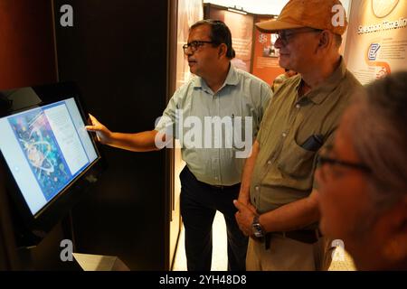 Célébrant la Journée internationale du Centre scientifique et des musées scientifiques et la Journée mondiale de la science pour la paix et le développement, une exposition de deux semaines intitulée « Brilliance Beyond Borders : Our Triomphs, Trials, Travails, and Trends at the Science Nobels » a ouvert ses portes au Birla Industrial & Technological Museum (BITM). Inauguré par le Professeur Asim K. Duttaroy, Faculté de médecine de l’Université d’Oslo et membre du Comité du Prix Nobel de physiologie ou de médecine, l’événement a vu la présence du Directeur du BITM Subhabrata Chaudhuri, d’invités estimés et de centaines d’étudiants enthousiastes. Les caractéristiques de l'exposition informent Banque D'Images