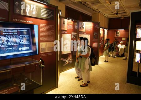 Célébrant la Journée internationale du Centre scientifique et des musées scientifiques et la Journée mondiale de la science pour la paix et le développement, une exposition de deux semaines intitulée « Brilliance Beyond Borders : Our Triomphs, Trials, Travails, and Trends at the Science Nobels » a ouvert ses portes au Birla Industrial & Technological Museum (BITM). Inauguré par le Professeur Asim K. Duttaroy, Faculté de médecine de l’Université d’Oslo et membre du Comité du Prix Nobel de physiologie ou de médecine, l’événement a vu la présence du Directeur du BITM Subhabrata Chaudhuri, d’invités estimés et de centaines d’étudiants enthousiastes. Les caractéristiques de l'exposition informent Banque D'Images