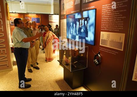 Célébrant la Journée internationale du Centre scientifique et des musées scientifiques et la Journée mondiale de la science pour la paix et le développement, une exposition de deux semaines intitulée « Brilliance Beyond Borders : Our Triomphs, Trials, Travails, and Trends at the Science Nobels » a ouvert ses portes au Birla Industrial & Technological Museum (BITM). Inauguré par le Professeur Asim K. Duttaroy, Faculté de médecine de l’Université d’Oslo et membre du Comité du Prix Nobel de physiologie ou de médecine, l’événement a vu la présence du Directeur du BITM Subhabrata Chaudhuri, d’invités estimés et de centaines d’étudiants enthousiastes. Les caractéristiques de l'exposition informent Banque D'Images