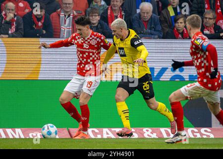 Mainz, Allemagne. 09 novembre 2024. Mayence, Allemagne, 09 novembre 2024 : un duel entre Anthony Caci (19 Mayence) et Julian Ryerson (26 Dortmund) lors du match de football 1.Bundesliga entre 1.FSV Mayence 05 et Borussia Dortmund au MEWA Arena de Mayence, Allemagne Philipp Kresnik (Philipp Kresnik/SPP) crédit : SPP Sport Press photo. /Alamy Live News Banque D'Images