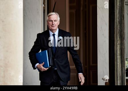 Paris, France. 06 novembre 2024. Antonin Burat/le Pictorium - sortie du Conseil des ministres du 6 novembre 2024 à l'Elysée, suivie d'un briefing du porte-parole. - 06/11/2024 - France/Paris - le premier ministre Michel Barnier quitte le Conseil des ministres du 6 novembre 2024 à l'Elysée. Crédit : LE PICTORIUM/Alamy Live News Banque D'Images