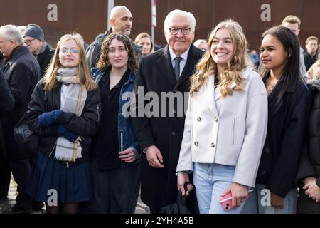 35 Jahre Mauerfall, Zentrale Gedenkveranstaltung an der Gedenkstätte Berliner Mauer, Berlin, 09.11.2024 Frank-Walter Steinmeier Bundespräsident der Bundesrepublik Deutschland lässt sich mit Schülerinnen fotografieren BEI der zentralen Gedenkveranstaltung an der Gedenkstätte Berliner Mauer zum 35-jährigen Jubiläum des Mauerfalls in Berlin, 09.11.2024 Berlin Innenstadt *** 35e anniversaire 2024 de la chute du mur de Berlin, événement commémoratif central au mur fédéral de Berlin, événement commémoratif au Mémorial de Berlin 09, Berlin, le Président de Berlin 11, Allemagne, a pris avec Walter Stemeier 11 Banque D'Images