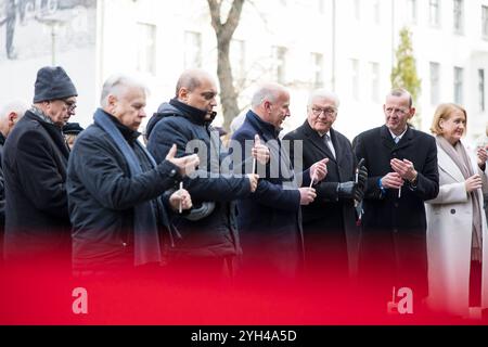 35 Jahre Mauerfall, Zentrale Gedenkveranstaltung an der Gedenkstätte Berliner Mauer, Berlin, 09.11.2024 Bogdan Borusewicz Mitbegründer von Solidarnosc, Kai Wegner Regierender Bürgermeister von Berlin, Frank-Walter Steinmeier Bundespräsident der Bundesrepublik Deutschland und Axel Klausmeier Direktor der Stiftung Berliner Mauer entzünden Kerzen am Denkmal Gedenkstätte Berliner Mauer BEI der zentralen 35 jährigen Jubiläum 09.11.2024 35 Banque D'Images