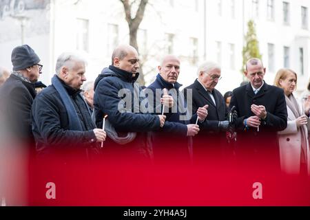 35 Jahre Mauerfall, Zentrale Gedenkveranstaltung an der Gedenkstätte Berliner Mauer, Berlin, 09.11.2024 Bogdan Borusewicz Mitbegründer von Solidarnosc, Kai Wegner Regierender Bürgermeister von Berlin, Frank-Walter Steinmeier Bundespräsident der Bundesrepublik Deutschland und Axel Klausmeier Direktor der Stiftung Berliner Mauer entzünden Kerzen am Denkmal Gedenkstätte Berliner Mauer BEI der zentralen 35 jährigen Jubiläum 09.11.2024 35 Banque D'Images