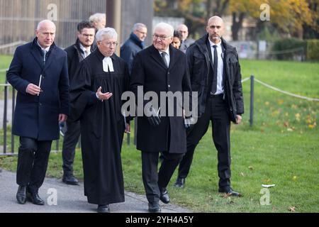 35 Jahre Mauerfall, Zentrale Gedenkveranstaltung an der Gedenkstätte Berliner Mauer, Berlin, 09.11.2024 Kai Wegner Regierender Bürgermeister von Berlin, Thomas Jeutner Pfarrer der ev. Versöhnungsgemeinde Berlin und Frank-Walter Steinmeier Bundespräsident der Bundesrepublik Deutschland gehen von der Kapelle der Versöhnung zum Denkmal Berliner Mauer BEI der zentralen Gedenkveranstaltung an der Gedenkstätte Berliner Mauer zum 35-jährigen Jubiläum des Mauerfalls in Berlin, 09.11.2024 Berlin Innenstadt *** 35e anniversaire de la chute du mur de Berlin, événement commémoratif central au Wa de Berlin Banque D'Images