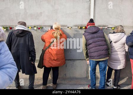 35 Jahre Mauerfall, Zentrale Gedenkveranstaltung an der Gedenkstätte Berliner Mauer, Berlin, 09.11.2024 Besucher schauen durch einen Spalt der Mauer BEI der zentralen Gedenkveranstaltung an der Gedenkstätte Berliner Mauer zum 35-jährigen Jubiläum des Mauerfalls in Berlin, 09.11.2024 Berlin Innenstadt *** 35e anniversaire de la chute du mur de Berlin, événement commémoratif central au Mémorial du mur de Berlin, Berlin, Berlin 09 11 2024 visiteurs regardent à travers une brèche dans le mur lors de l'événement commémoratif central au Mémorial du mur de Berlin pour marquer le 35e anniversaire de la chute du mur à Berlin, 09 Banque D'Images