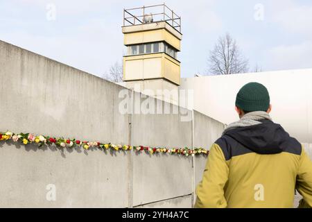 35 Jahre Mauerfall, Zentrale Gedenkveranstaltung an der Gedenkstätte Berliner Mauer, Berlin, 09.11.2024 Die mit Rosen verzierte Mauer BEI der zentralen Gedenkveranstaltung an der Gedenkstätte Berliner Mauer zum 35-jährigen Jubiläum des Mauerfalls in Berlin, 09.11.2024 Berlin Innenstadt *** 35e anniversaire de la chute du mur de Berlin, événement commémoratif central au Mémorial du mur de Berlin, Berlin, Berlin, 09 11 2024 le mur décoré de roses lors de l'événement commémoratif central au Mémorial du mur de Berlin pour marquer le 35e anniversaire de la chute du mur de Berlin à Berlin, 09 11 2024 Berlin ci Banque D'Images