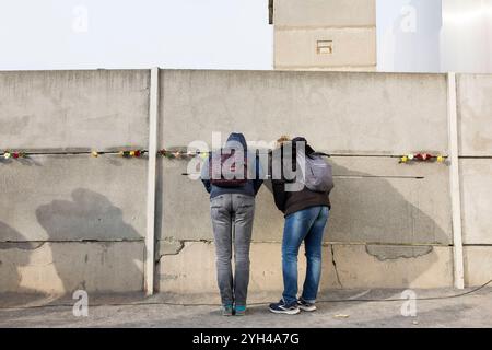 35 Jahre Mauerfall, Zentrale Gedenkveranstaltung an der Gedenkstätte Berliner Mauer, Berlin, 09.11.2024 Zwei Besucher schauen durch einen Spalt der Mauer BEI der zentralen Gedenkveranstaltung an der Gedenkstätte Berliner Mauer zum 35-jährigen Jubiläum des Mauerfalls in Berlin, 09.11.2024 Berlin Innenstadt *** 35e anniversaire de la chute du mur de Berlin, événement commémoratif central au Mémorial du mur de Berlin, Berlin, Berlin 09 11 2024 deux visiteurs regardent à travers une brèche dans le mur lors de l'événement commémoratif central au Mémorial du mur de Berlin pour marquer le 35e anniversaire de la chute du mur en B. Banque D'Images