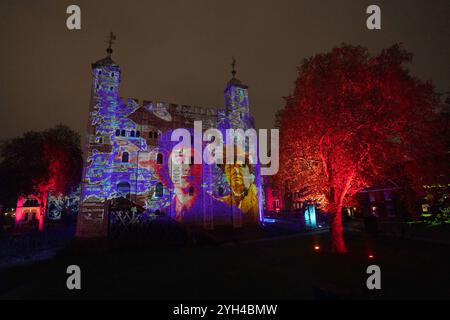 La princesse Elizabeth et Winston Churchill sont représentés lors du 'Poppy Fields at the Tower', un spectacle son et lumière sur la période du souvenir à la Tour de Londres. Historic Royal Palaces s’est associé à Luxmuralis pour présenter une installation qui emmènera les visiteurs dans un voyage à travers des projections sonores et lumineuses spécialement créées. Les projections présenteront des œuvres d’art reflétant la première Guerre mondiale et la seconde Guerre mondiale qui transformeront l’architecture des bâtiments emblématiques de la Tour. Date de la photo : samedi 9 novembre 2024. Banque D'Images